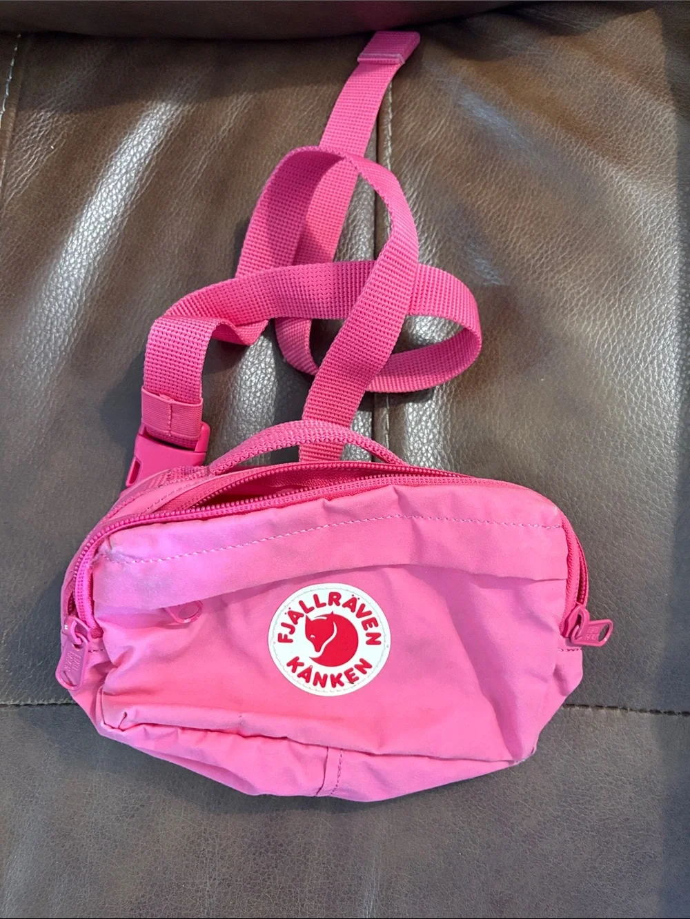 Fjallraven Kånken Mini Sling Bag in Bright Pink - Picture 3 of 5